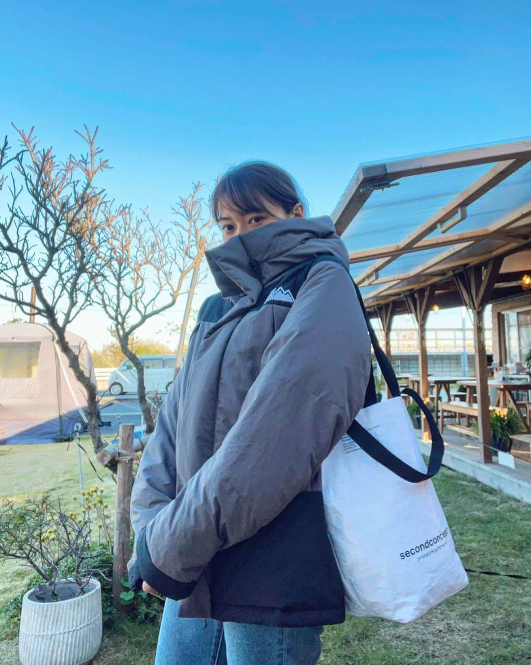 伊藤しほ乃のインスタグラム：「It's very cold in tokyo😵⛄️  keep warm!!  おしゃれ気にしてられない。。 どれだけ着込むか。です！！😂  @firstdown_official  @secondconcept_tm  相変わらず使えるサブバック♪」