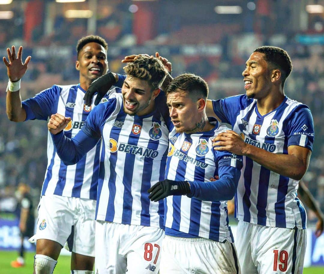 ヴェンデウ・ナシメント・ボルジェスのインスタグラム：「Estamos na final Glórias a Deus.  Grande equipa trabalhadora e humilde  Estamos todos de parabéns.  🙏🏾💙💪🏾🐉」