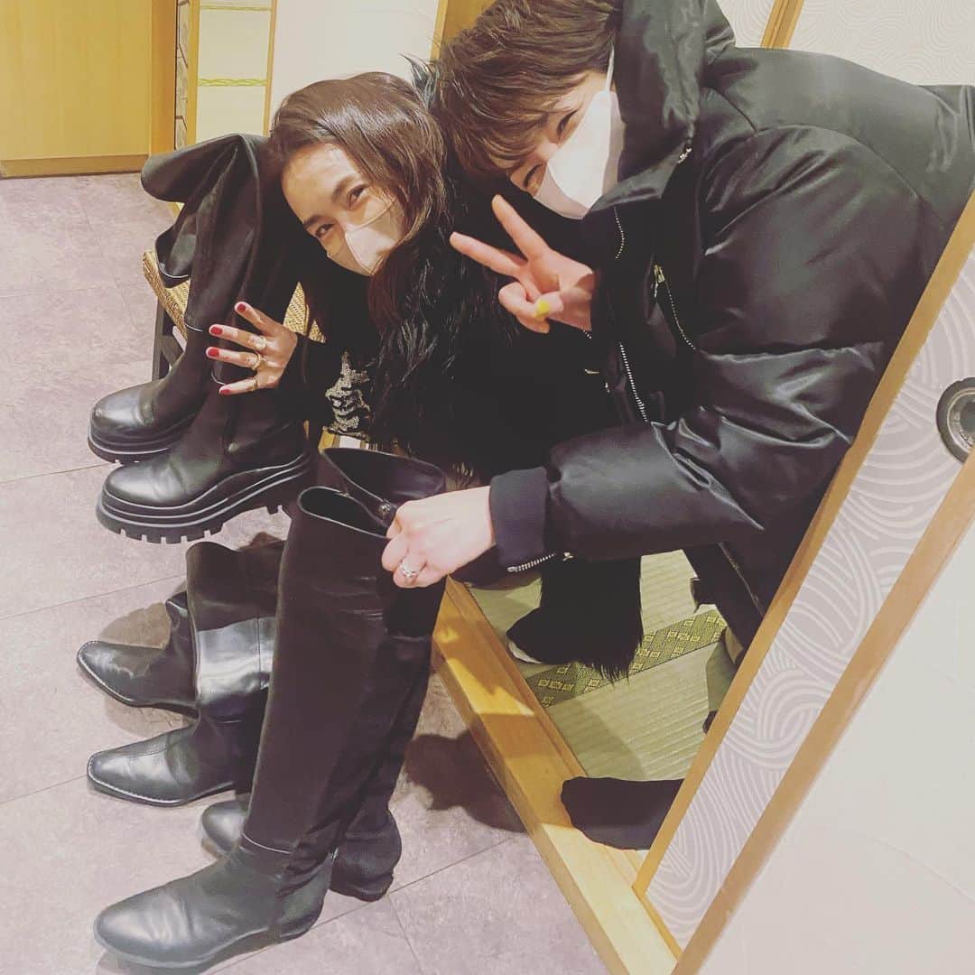 板谷由夏 のインスタグラム：「女友達 集まるのも好きだし、独りも好き。 強いけど、本当はかよわい。 女優だし、なんやかんや生きづらい。 でも、自立してて、自由だ。 元気で嬉しい。大好きな2人。 本当ならここに、遥　@loin.official も居る。 連ドラ中、頑張って。 女３人黒のロングブーツだった。 笑った。 2人の美な顔がマスクで残念！」