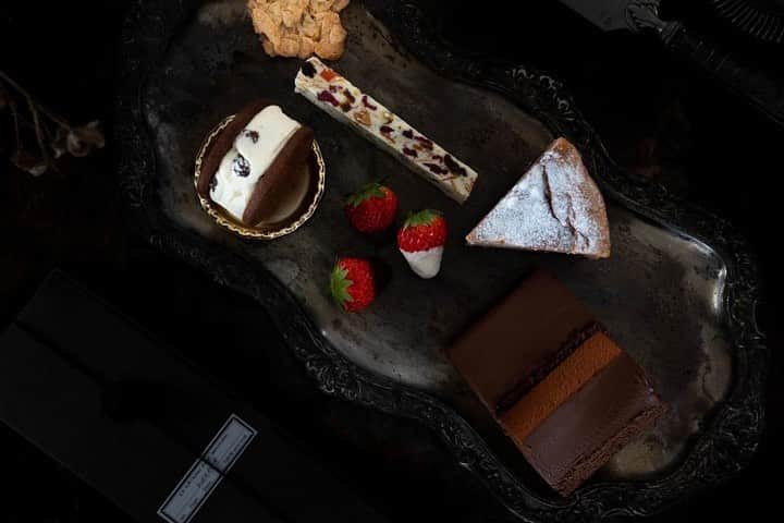 のインスタグラム：「■ノカフェバレンタインギフト■ ◉online shop明日1/27(金)20:00〜　 ◉店頭受け渡しご希望のお客様はお電話にて予約お受けいたします。0575826468 ： ◯バレンタインチョコレート詰め合わせ ◯ランゴ・オ・ショコラ ◯チョコレートネイキッドケーキ ◯マロンチーズケーキ 数量限定予約販売です。 ：  【バレンタイン限定チョコレート詰め合わせ　6種9点set】  大切な人へのプレゼント。 ご家族で。。 自分へのご褒美に。。  全てオーダーいただいてから1点1点丁寧に手作りし、お届けいたします♪  ■■set内容■■  ◯ランゴ・オ・ショコラ　2点　(写真2、3枚目) ◯レーズンバターサンド　1点　(写真4、5枚目) ◯ショコラマロンチーズケーキ　1点(写真6枚目) ◯無添加ドライフルーツand木の実ホワイトバー　1点(写真7枚目) ◯テュイルアマンド　1点(写真8枚目) ◯いちごショコラ　3点(写真9枚目) 合計　9点  4250yen(税込)  ●外寸:240×75×60　BOXに９点詰め合わせてのお届けです。  ●商品詳細は　https://nocafe.shop/  ご覧ください。  ※数量限定のため無くなり次第終了とさせていただきます、 よろしくおねがいいたします。」