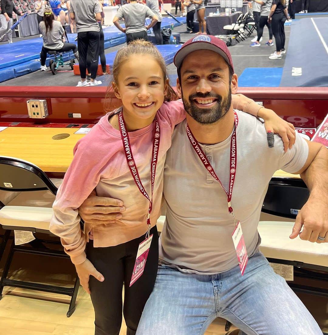 エリック・デッカーのインスタグラム：「Took Vivi to @bamagymnastics to watch her first college meet.  She’s already decided this is where she wants to go.  Told her we got plenty of time but I like the enthusiasm!! Thanks for hosting us @bamagymnastics 💪🏽」