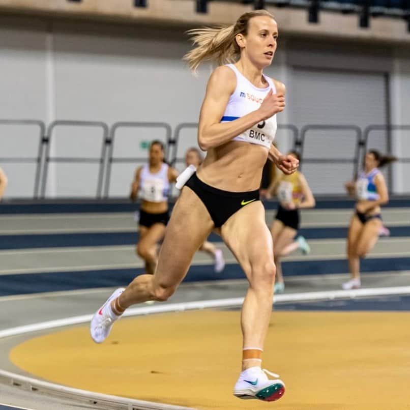 リンジー・シャープのインスタグラム：「Fun few weeks coming up! And no I don’t mean the single parenting whilst @andybutchart is in Ethiopia 🫠🙃🙃🙃 time to get back racing some 800s. First up Manchester this weekend 🔥」