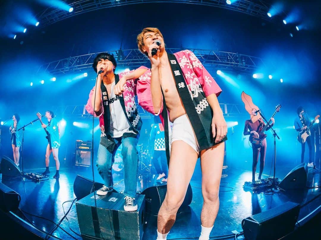 のインスタグラム：「俺がクラスでずっとひそかに憧れてたのは、教室の中心にいた体育会系の男達じゃなくて、俺みたいなやつとも体育会系グループとも分け隔てなく笑顔で接することができる、康雄さんみたいな人だった。  四星球ありがとうございました。超カッコ良かったです。  📷@tamaishingo22」