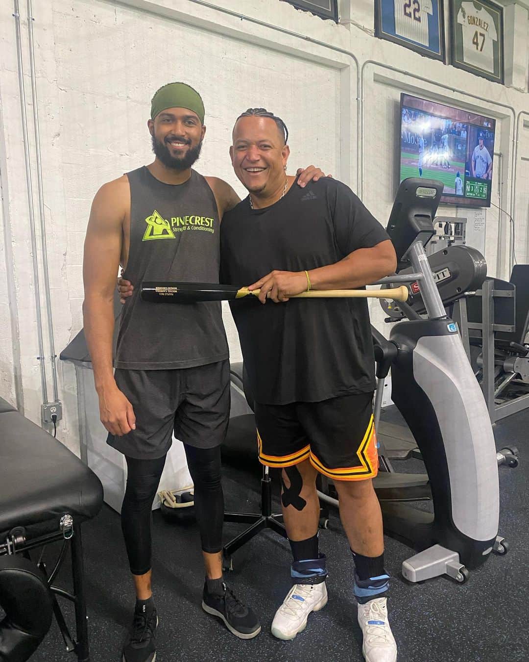 ミゲル・カブレラのインスタグラム：「🇩🇴 🇻🇪 primer duelo 😂😂😂」