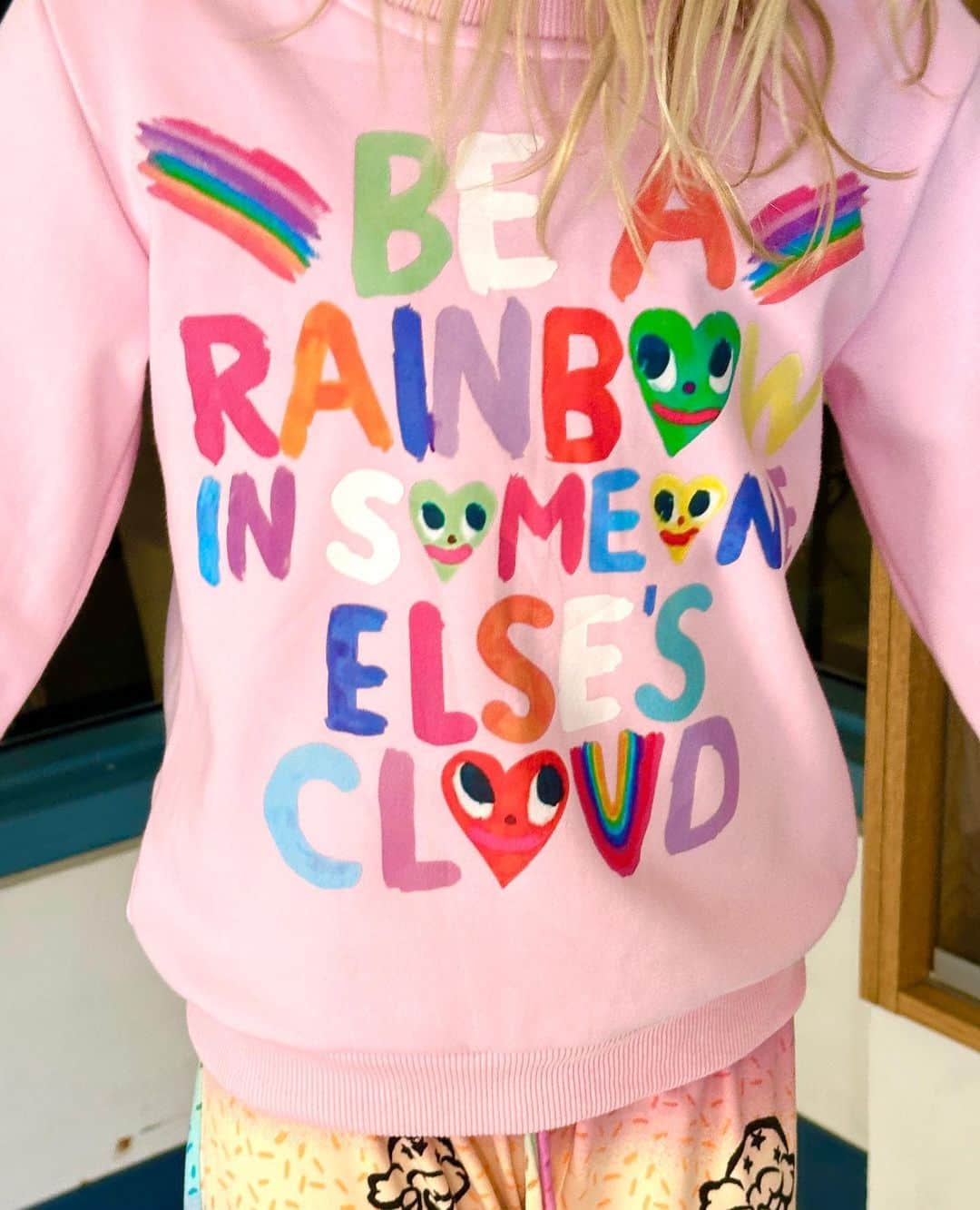 ヘレナ・マットソンのインスタグラム：「My girl this morning 💕 “Be a rainbow in someone else’s cloud”」