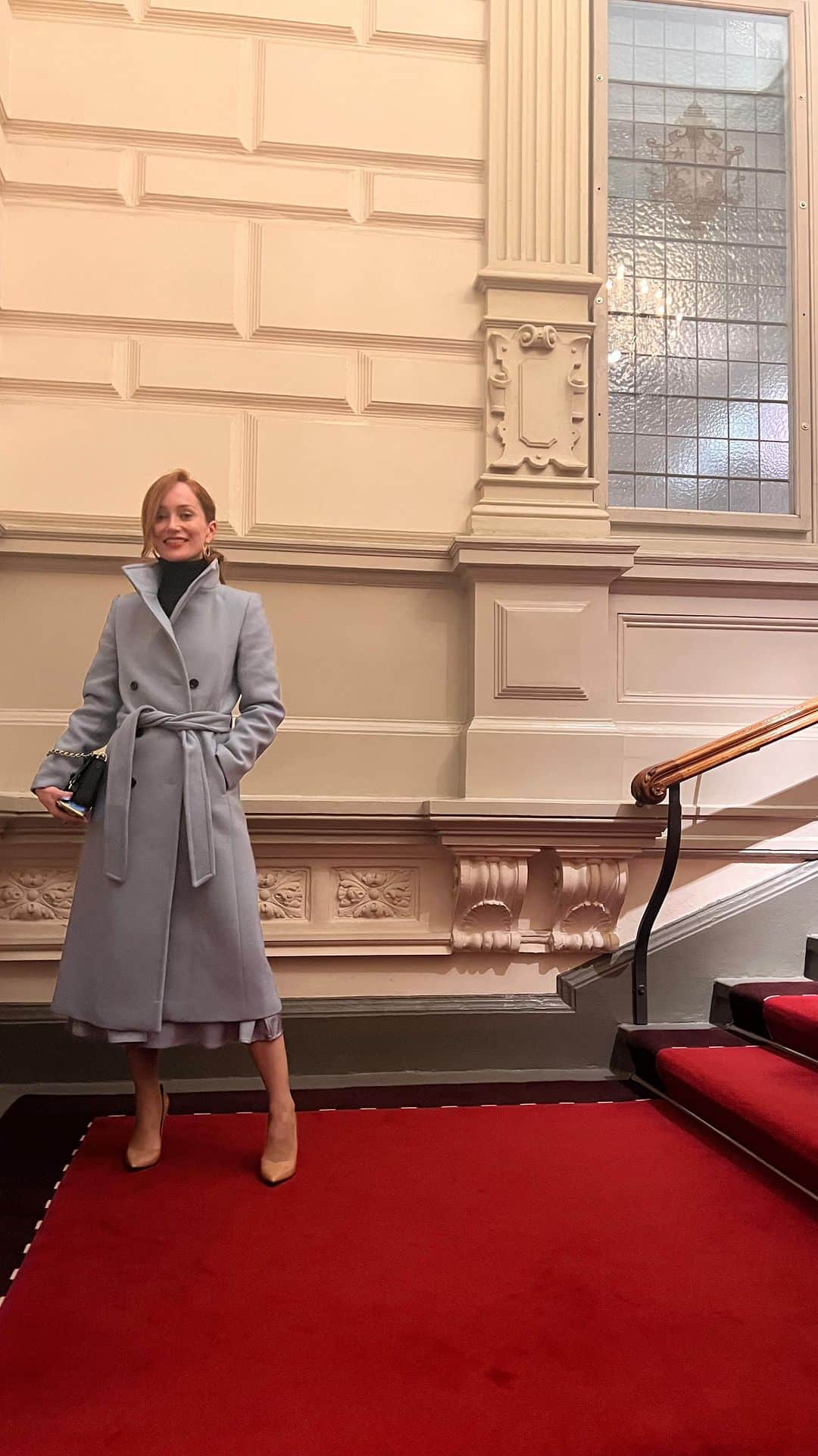 ロッテ・ヴァービークのインスタグラム：「Beyond excited that I finally got to see one of my favorite compositions of all time performed live yesterday at the @concertgebouw. We weren’t allowed to make recordings so added the music to this reel to get an impression. Canto Ostinato by the Dutch Simeon Ten Holt is an 8 hand piano piece of about 1,5 hour, performed on 4 grand pianos facing one another in a square 🤓🤩」