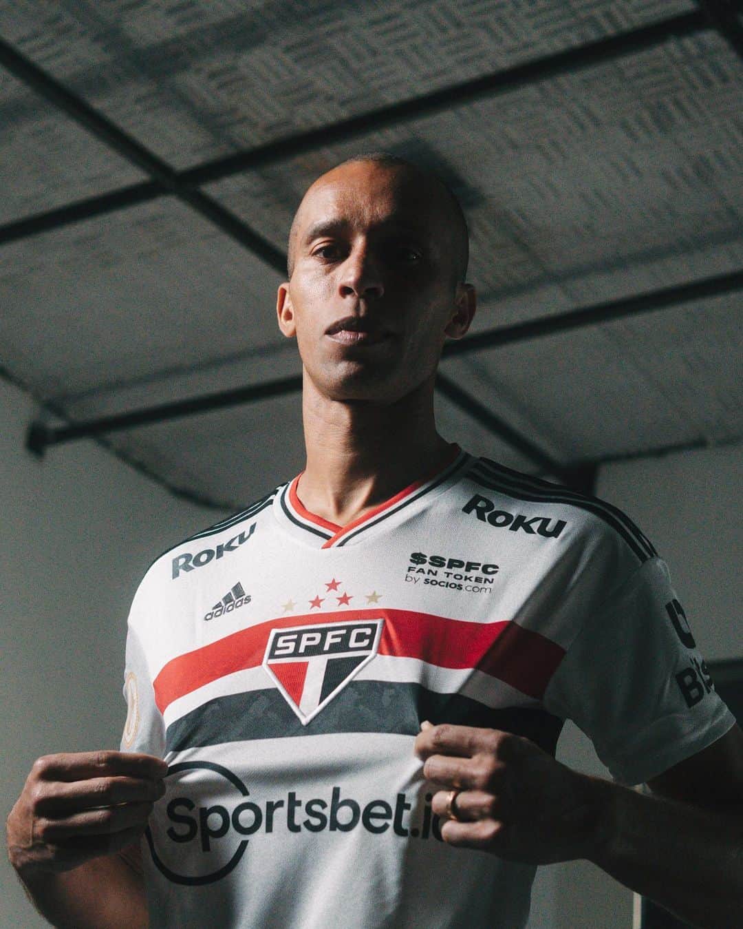 ミランダのインスタグラム：「Tive a sorte de viver 7 dos 93 anos de glória desse gigante chamado @saopaulofc , e isso mudou minha vida para sempre. Mais do que gratidão, meu sentimento pelo clube e seus mais de 20 milhões de torcedores é de amor. Parabéns, Tricolor! ❤️🇾🇪9️⃣3️⃣」