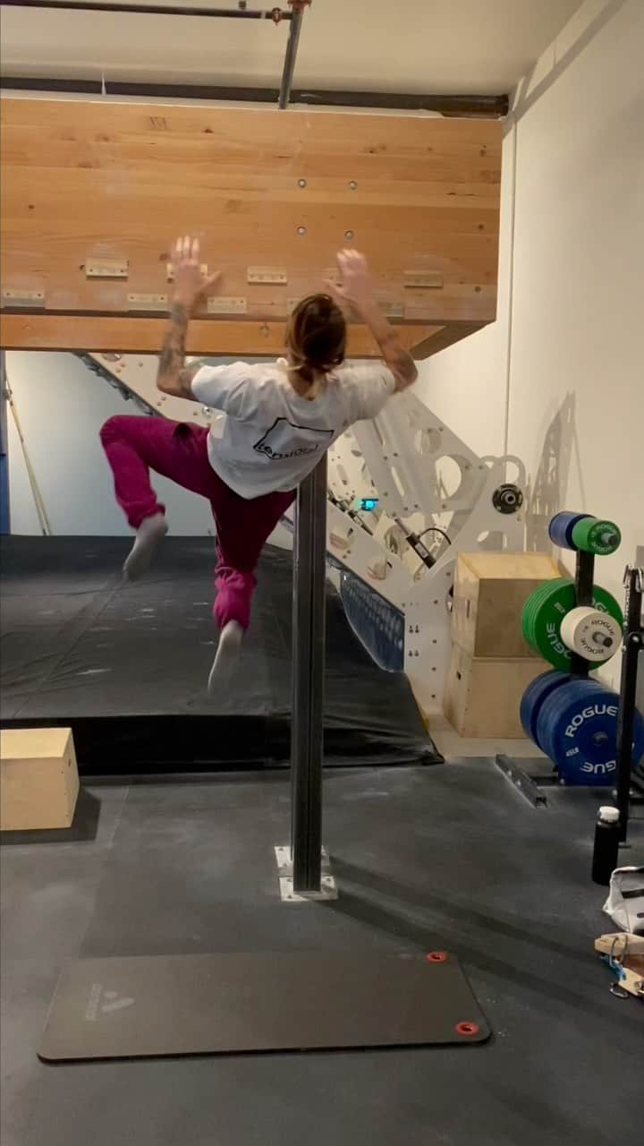 アレックス・ジョンソンのインスタグラム：「4mm ➡️ 6mm double dyno = done ☑️. 🎥 @melinacostanza @saltlakeboulderingproject」