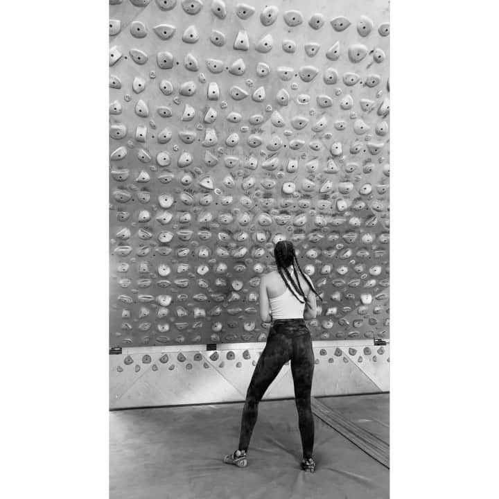 マーゴ・ヘイズのインスタグラム：「vida lately ☁️📽️」
