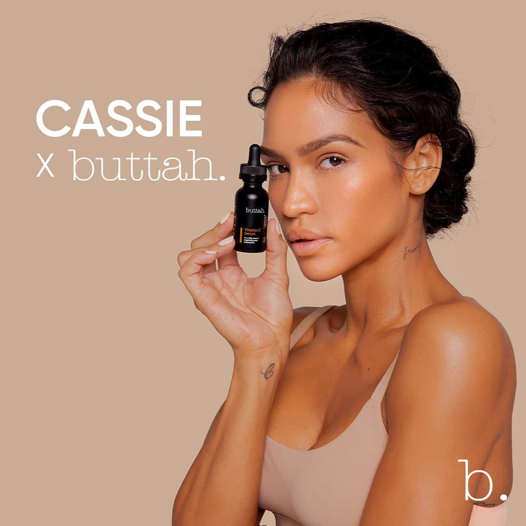 cassieのインスタグラム：「Besides my husband and kids, one of the most important things to me in life is my health and how I take care of my skin, head to toe. @buttahskin has always been a constant for me and here are some of my faves 🧖🏽‍♀️☺️🤍  #vitamincserum  #gentlecleanser   Should I start sharing some skincare content? 😏」