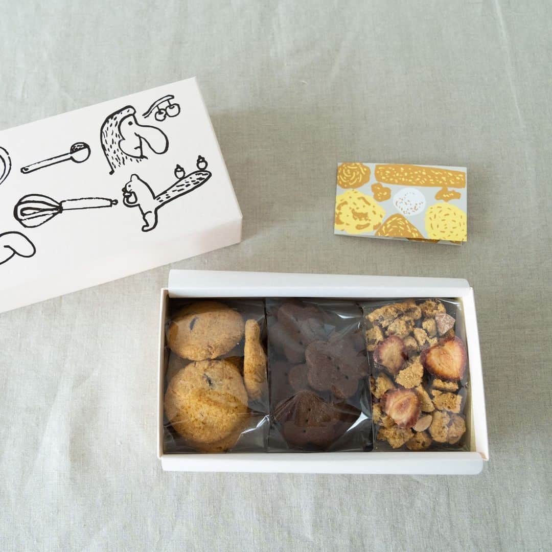 おれは食べて痩せたいのだ。さんのインスタグラム写真 - (おれは食べて痩せたいのだ。Instagram)「【foodmoodほぼ日支店2023】  東京国立にある 料理家なかしましほさんのお店 foodmood（フードムード）@foodmoodshop の クッキーボックスを販売します。  ことしのクッキーボックスは チョコレートづくしの詰め合わせです。 2023年のボックスはキュートなピンク色。 箱のイメージにあわせて、 カカオといちごを組み合わせた 特別なグラノーラも入っています。 この季節にぴったりの味わいを ほぼ日だけのスペシャルなボックスでお届けします。  ＊３種の焼菓子の詰め合わせ＊ ・焼きチョコクッキー（写真中央） ・いちごとカカオニブのグラノーラ（写真右） ・チョコとココナツのドロップクッキーグラノーラ （写真左）  今年は先着順での受付です。 数量限定でのご用意ですので どうぞお早めにお求めください。  2023年1月26日（木）午前11時より ほぼ日ストアにて販売いたします。  https://www.1101.com/store/foodmood/2023/index.html  #foodmoodほぼ日支店  #foodmood  #なかしましほ さん #チョコレート づくし #焼き菓子 #クッキー #グラノーラ #ほぼ日 #ほぼ日刊イトイ新聞  #ほぼ日ストア」1月26日 10時04分 - hobonichi_oishiimono
