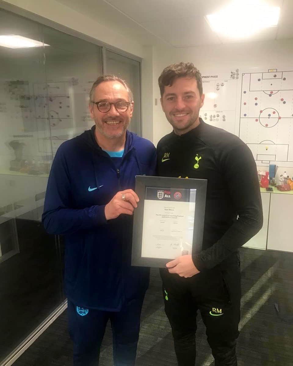 のインスタグラム：「Delighted to receive my UEFA Pro Licence today. Thank you to all of the staff at the FA @england for your support over the last 5 years.  I’m excited for the future and to keep on improving ⚽️」