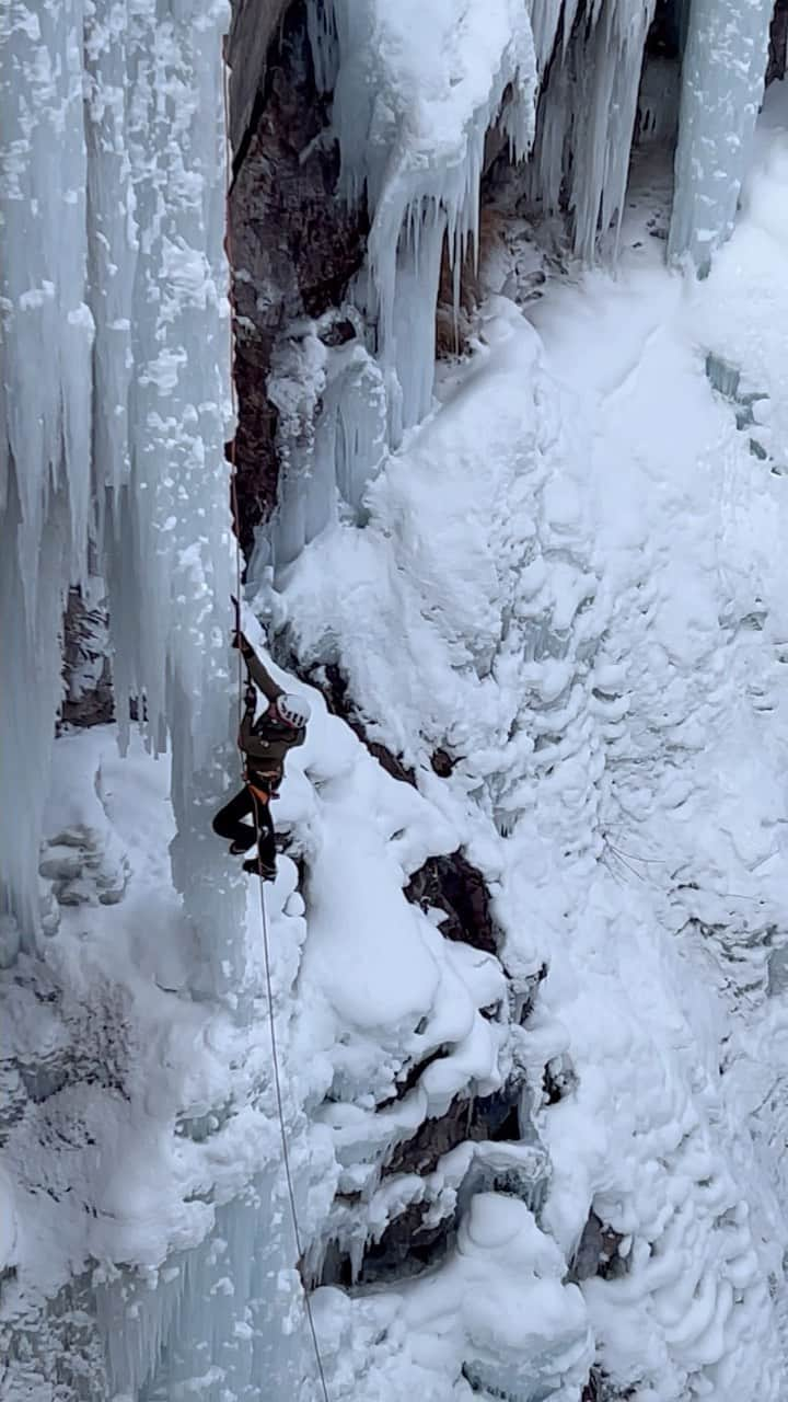 コンラッド・アンカーのインスタグラム：「Thank you @ourayicepark for a fine meet up. Always wonderful to get together with like minded people. A treat to teach clinics and catch up with friends (@captaincalhoun @jay_smithstonian  Ralph Tingey, Bill Whit @roskelleyjohn @kpowick and many more).   Tip of my hat to Jack, just shy of his 80th birthday. He signs up every year and we climb together.   @fullcircleeverest @wrightoperahouse for the presentation of Everest 2022. Standing ovation! Powerful story.   Respect for @matt_cornell25 for the value ride in @jackson_marvell 's outfit and helping me retrieve the tool I dropped into the Uncompahgre River. I waded knee deep for half an hour and then had to catch transportation. Matt went chest deep and then climbed out. First for everything.   @thenorthface @yeti @petzl_official」