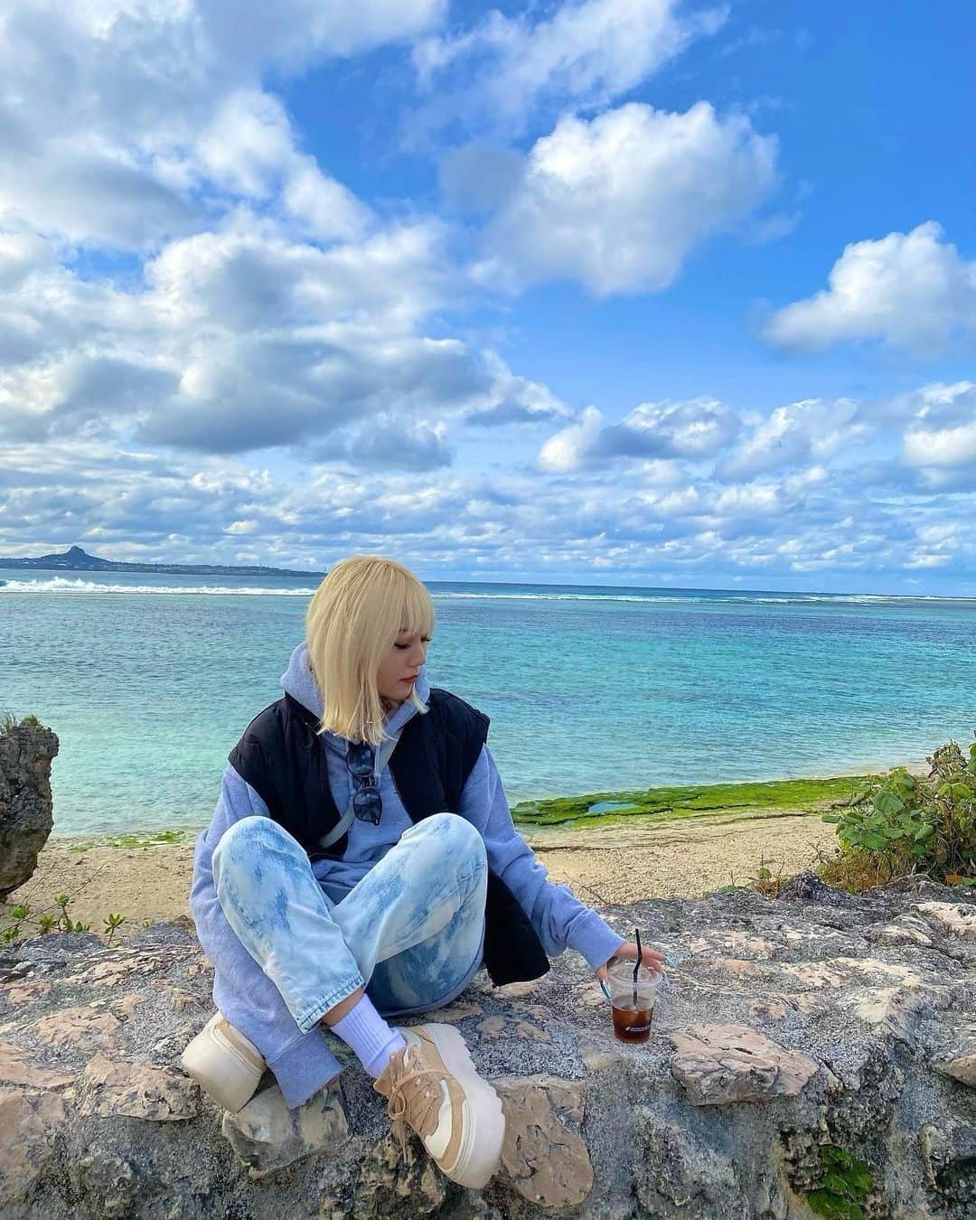 のインスタグラム：「🐋🤍 . 冬の沖縄も海はやっぱり綺麗でした。 何年かぶりに美ら海水族館行って テンション上がりすぎて 修学旅行生と同じくらい楽しんだ🤍 ウミガメはダイビングの時に会うのが夢🐢🙏 . . #沖縄 #沖縄旅行 #美ら海水族館」