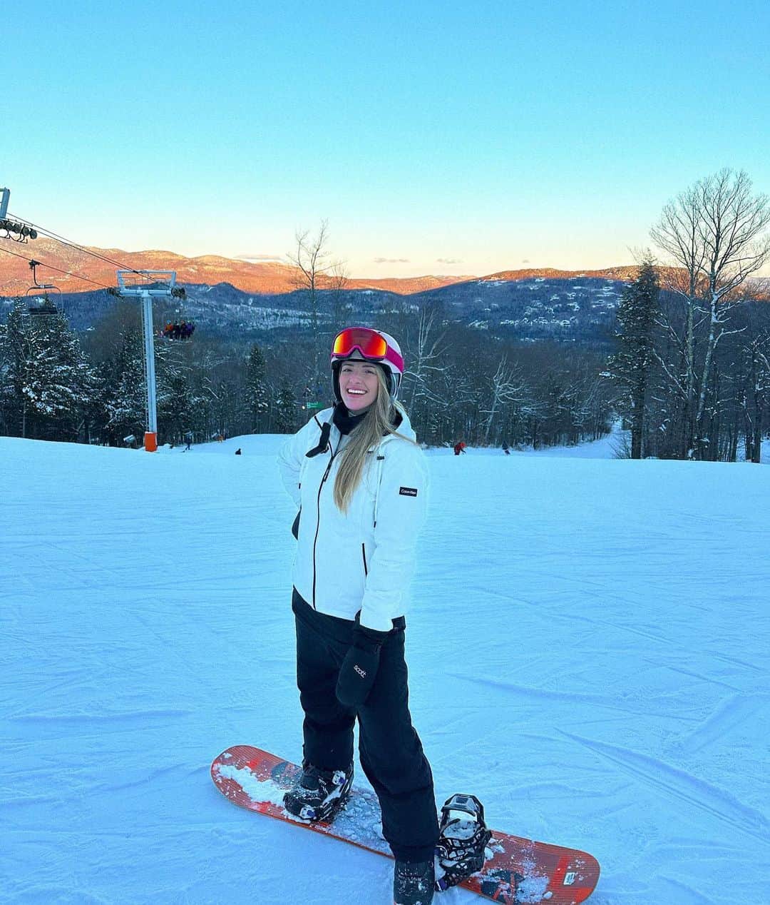 ナターリア・ガウジオのインスタグラム：「Quando foi a última vez que você fez alguma coisa pela primeira vez?? Snowboarding ✅ Mais um sonho realizado, mais um desafio pra conta!! 😍✨❄️⛄️🏂🏔️💙 #inlove #snowboarding #sundayriver #sunset #happiness #sports #snow #mountain #challenge #newskills」