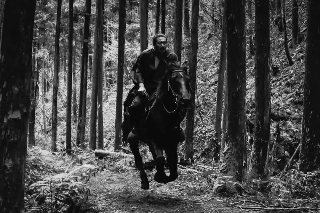 嶋本信明のインスタグラム：「Horseback riding training camp photo No.6. at Gocoo horse village.   Photo by @ryuji.k_photography   #horse #horseriding #wagura #kimono #samurai #horsebackriding #actor #training #trainingcamp #gocoohorsevillage #japaneseactor #filmmaking #photography #photooftheday #bushi #乗馬 #特訓 #和鞍 #駆け足 #合宿 #ゴクウホースビレッジ」