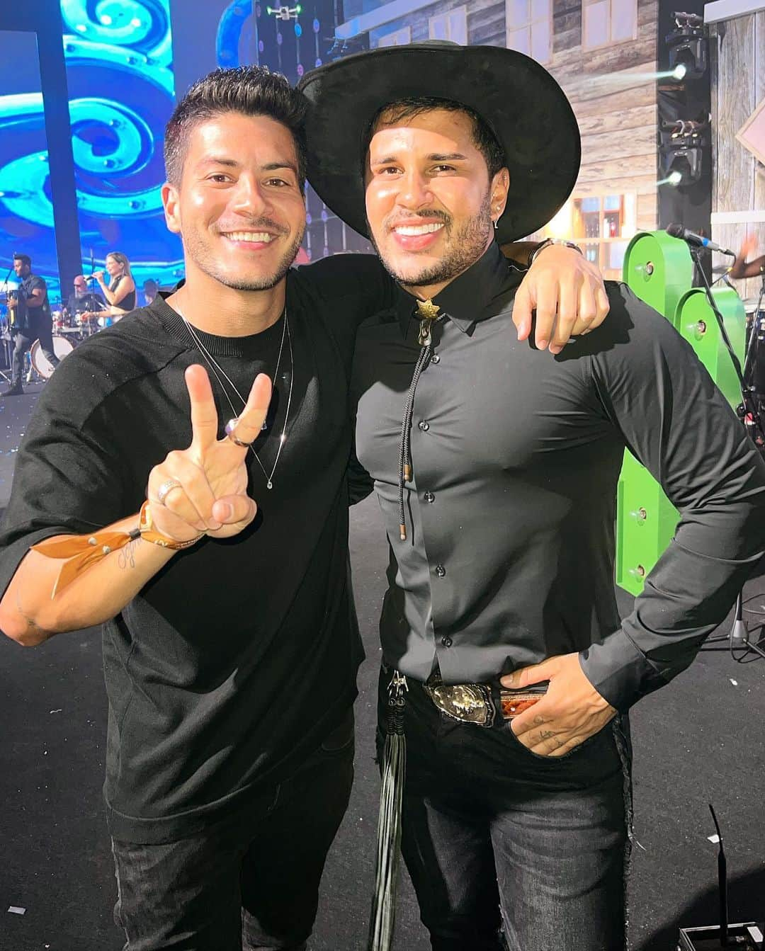 Arthur Aguiarのインスタグラム：「Dia 2 • @lucasguimaraes QUE festa hein!! Amigo, parabéns viu? Tava tudo lindo, maravilhoso, tava perfeito!! Que energia, que vibe foi essa!!! Que Deus continue te abençoando grandiosamente pra que você possa continuar abençoando cada vez mais pessoas!! Bora que ano que vem tem mais! #bdaylucasguimaraes (📸: @eunivan ) ✌🏼🧡」