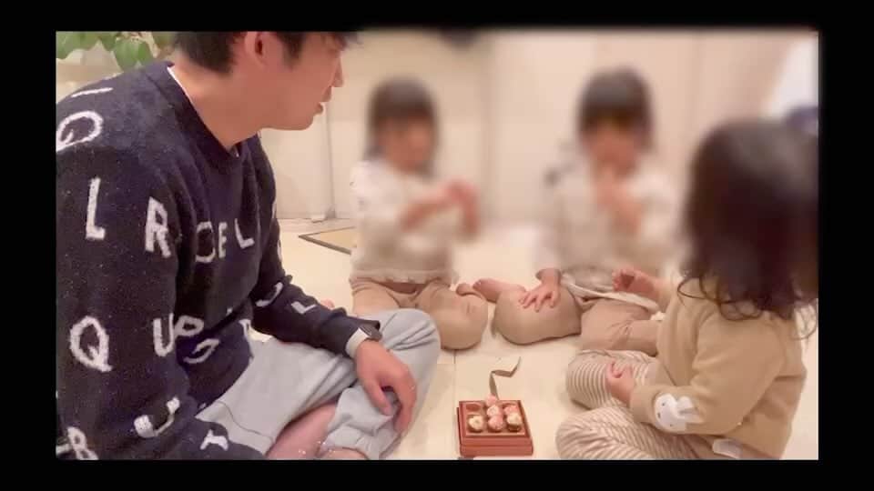 のインスタグラム：「三姉妹にチョコのお土産。このチョコかわいいな。」
