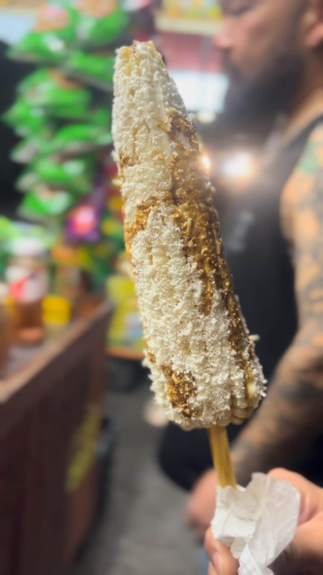 立花亜野芽のインスタグラム：「Sweet butter cheese corn 🌽 めちゃウマB級グルメ＄2.6(USD) ＝350円 so good street foods 🫶  #tulum #Mexico #streetfood #ストリートフード」