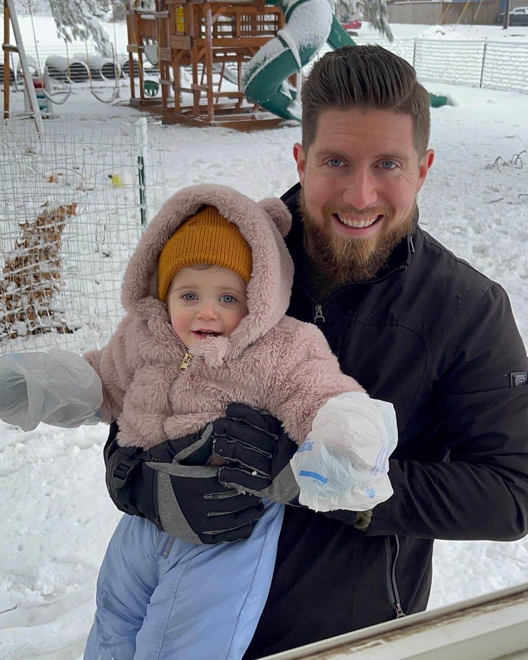 ジェッサ・ダガーのインスタグラム：「Baby girl wanted to play in the snow, but I forgot to order her a pair of mittens for all two of the snow days we expect to get here in Arkansas this winter.😆 So it was socks covered in bags for today. She had a blast, and her hands stayed warm and dry.  Follow me for more mom hacks! Jk 🤣🤣 lol!  I remember doing this myself when I was a kid and I’d lost my gloves. Anyone else or just me?  Fear not, I’ve already ordered a proper pair gloves from Amazon, and hopefully she’ll get another snow soon to try them out. ☺️🤍🤍  #redneckwintergloves」