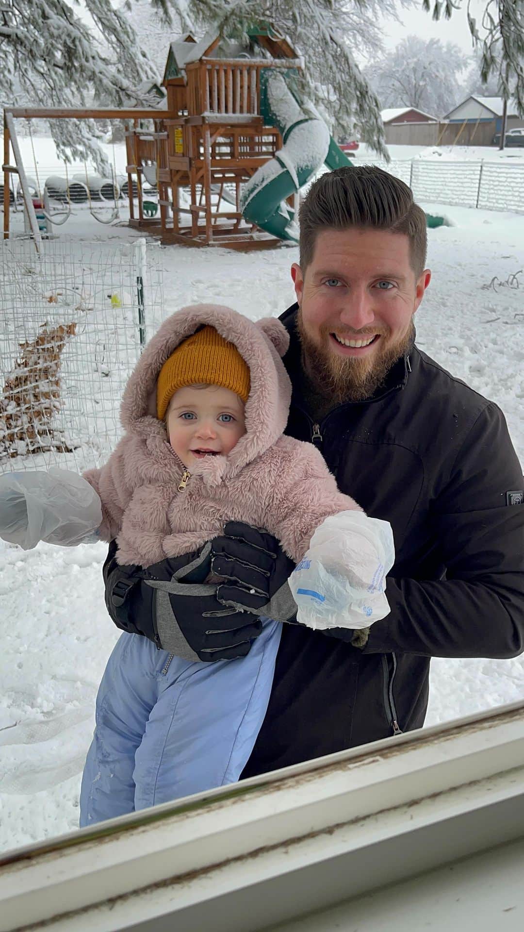 ジェッサ・ダガーのインスタグラム：「Snowy backyard adventures」