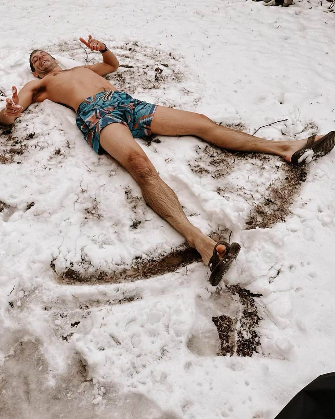 デリック・ディラードのインスタグラム：「I try to enjoy my snow day to the fullest, so I couldn’t help making a quick snow angel after my ice bath.  I didn’t know @jillmdillard was going to snap a pic, but then I had to post after she said people were making a big deal in her comments about wearing flip flops in winter.   Also, glad to get some extra time with the family today and see the boys snowman making skills progress!」