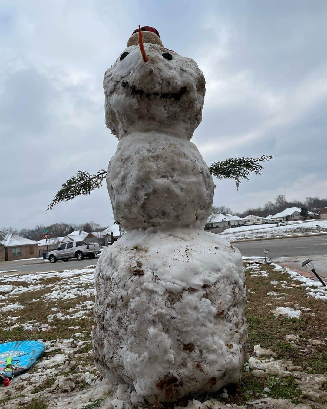 デリック・ディラードさんのインスタグラム写真 - (デリック・ディラードInstagram)「I try to enjoy my snow day to the fullest, so I couldn’t help making a quick snow angel after my ice bath.  I didn’t know @jillmdillard was going to snap a pic, but then I had to post after she said people were making a big deal in her comments about wearing flip flops in winter.   Also, glad to get some extra time with the family today and see the boys snowman making skills progress!」1月26日 8時00分 - derickdillard