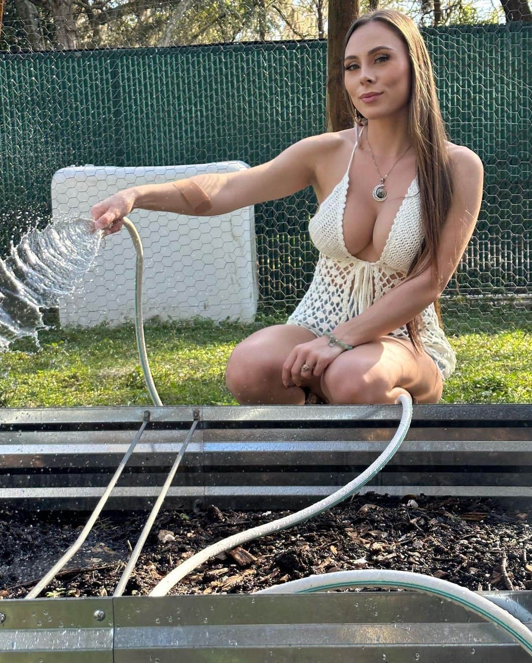 Gianna Nicoleさんのインスタグラム写真 - (Gianna NicoleInstagram)「Planted more seeds and watering the garden 🪴 😁 the garden is bare for the most part, excited for spring to come! Have you planted anything yet? I planted carrots, peas, snow peas, kale, spinach, eggplant, tomatoes, parsley and yellow pepper.. I plan to plant broccoli, squash, beets, and start my watermelon and cantaloupe seeds inside ❤️‍🔥」1月26日 8時02分 - gianna