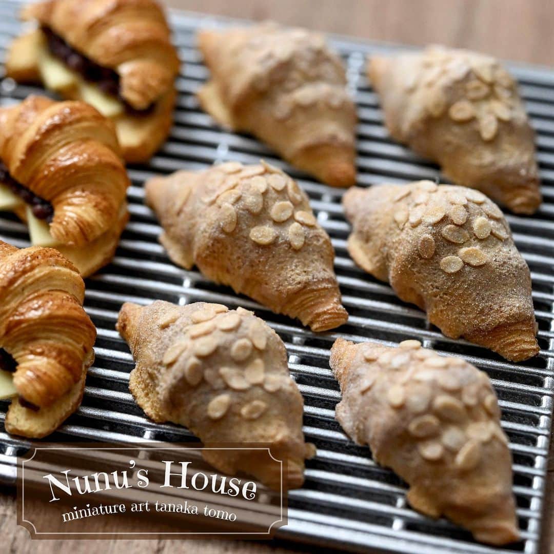 Nunu's Houseのインスタグラム：「✨ クロワッサンダマンドを 作りました🥐🇫🇷 朝食に頂きたいです☕   #ミニチュア#miniature  #ミニチュアアート #パン#クロワッサン#bread  #田中智#nunushouse」