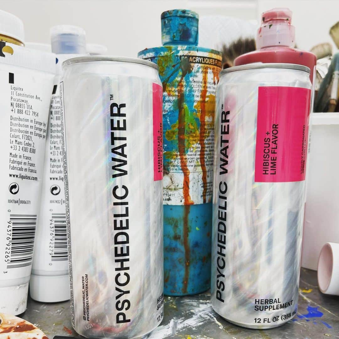 ベンジー・マッデンさんのインスタグラム写真 - (ベンジー・マッデンInstagram)「🍄🌺@psychedelic_water pairs well with 🎨🎨🎨 happy to be a part of this company and hope to help play a part in the future of psychedelics 🙏 mushrooms will help the world ❤️🙏 #psychedelicwater #psychedelic #owner #believer  #alternative」1月26日 8時18分 - benjaminmadden