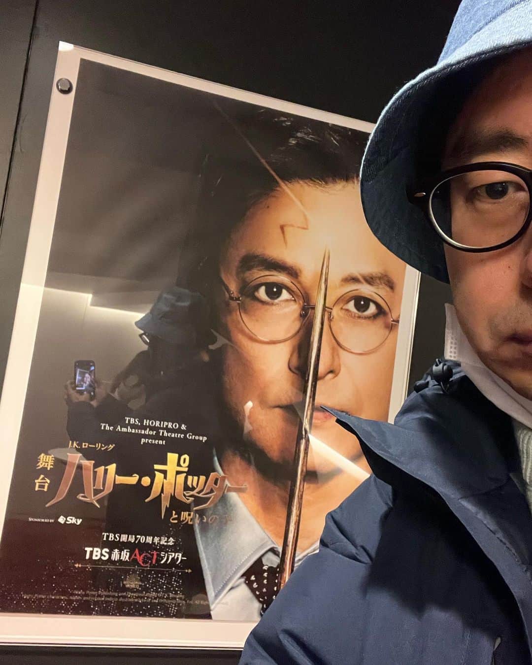 おいでやす小田のインスタグラム：「昨日！！赤坂に舞台ハリー・ポッター観に行かせていただきました！  なに？！ど！どーなってんの？！？！？！  ほんまにどーやってんの？！？！あれー？！  わからない仕掛け、カラクリの連続！！！！！  まさに必見。」