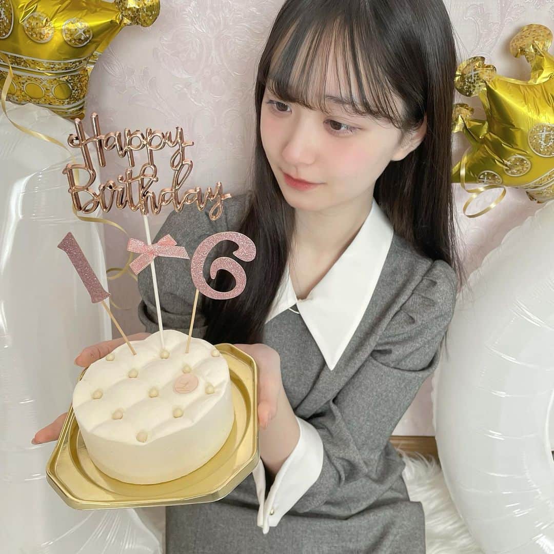 高木凜汐さんのインスタグラム写真 - (高木凜汐Instagram)「My Birthday🎂     ママが今年もお誕生日お祝いしてくれました♡♡ 今年はホワイトとゴールドとブラックでまとめたらしい👍🏻💞 わたしよりjkなままですww もなちゃんも一緒にお祝いしてくれたよ♡♡     今年のケーキは @louange_tokyo ！！！ 可愛すぎる( •̥-•̥ )♡♡   10代前半が終わって少しずつ大人に近づいてるのを実感するとちゃんと成長出来るかなって不安になる時があります。でも、まだ周りに頼りながらでもいいのかなとも思います！成人年齢が引き下がって大人になるのが少し早くなったけどそれまでは全力で子供でいる時間も大事なのかなって気持ちです！ 16歳も素敵な1年にします！ みんなよろしくね🫶🏻    #birthday  #birthdayparty  #16th  #07」1月26日 19時17分 - rio_0126_