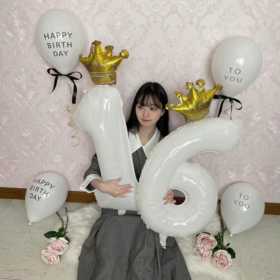 高木凜汐さんのインスタグラム写真 - (高木凜汐Instagram)「My Birthday🎂     ママが今年もお誕生日お祝いしてくれました♡♡ 今年はホワイトとゴールドとブラックでまとめたらしい👍🏻💞 わたしよりjkなままですww もなちゃんも一緒にお祝いしてくれたよ♡♡     今年のケーキは @louange_tokyo ！！！ 可愛すぎる( •̥-•̥ )♡♡   10代前半が終わって少しずつ大人に近づいてるのを実感するとちゃんと成長出来るかなって不安になる時があります。でも、まだ周りに頼りながらでもいいのかなとも思います！成人年齢が引き下がって大人になるのが少し早くなったけどそれまでは全力で子供でいる時間も大事なのかなって気持ちです！ 16歳も素敵な1年にします！ みんなよろしくね🫶🏻    #birthday  #birthdayparty  #16th  #07」1月26日 19時17分 - rio_0126_