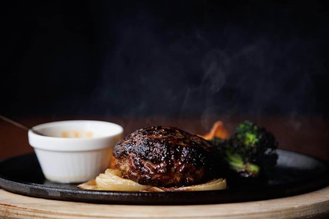 FORTUNE GARDEN KYOTOのインスタグラム：「【炭焼きハンバーグ ジャポネソース】 ⁡ 1日8台限定の炭焼きハンバーグ 溢れる肉汁と「和」テイストのジャポネソースを ⁡ たっぷりと絡めながら アツアツの内にお召し上がりください ⁡ #fortunegardenkyoto #フォーチュンガーデン京都 #pdsのある人生 #おもてなしが好きだから #そうだ京都行こう」