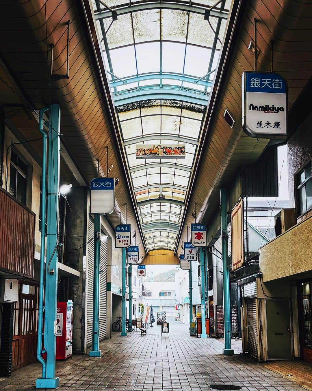 Kazukiのインスタグラム：「📍Kumamoto Amakusa. . 素敵なご縁で熊本県天草市の企業誘致、地方創生のプロジェクトに参加させてもらいました。 . まだまだ自身の本質的なことが体現出来てないと痛感した地域訪問. . 誰のために仕事をするか。 自分の利益だけ考える人のは3流 仲間の利益だけ考える人は２流 社会の利益を考えることができてようやく１流だと。 . “デジタルマーケティングを企業のスタンダードに”をミッションを掲げて再起業して5年、マーケティングを職に選んで15年。 . まだまだ会社を通じて体現するべき事がある。 . 商店のおばあちゃんがSNSで集客出来るSNSマーケティング。 職人さんが直接消費者に商品を提供出来るD2C。 地方の高校生のなりたい職種にマーケティングが選ばれる。 シャッター商店街での企業誘致。 . 約束は大きい方がいい。 期待は大きい方がいい。 敵は大きい方がいい。 . 必ず言ったことを叶えるし、 志しが同じ仲間と氣を合わせて夢を覚まして現実にする。 . 【デジタルマーケティングを企業のスタンダードに】 日本から世界へ 世界から日本へ やるべきことがより一層明確になってきた。 . . . . . #熊本県#天草市」