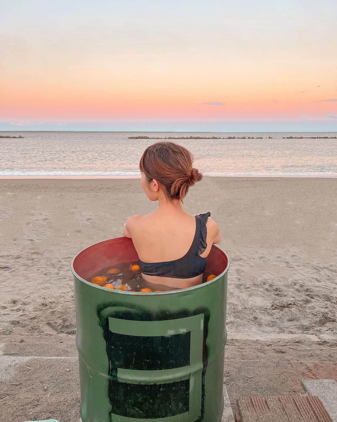 NakamuraYukiのインスタグラム：「⁡ ⁡ ⁡ RIZAP監修の24時間ジムchocoZAP🏃🏽 ⁡ 旦那さんと一緒に夫婦で通っております☺️ 仕事終わりにジムで待ち合わせしたり、 朝のウォーキング時にジムに寄ったりして ちょこっとした時間でもトレーニングをしてます。 ⁡ 2人とも少しずつ体型が変わってきて、 結婚式まであと少し〜！頑張ります💭 ⁡ ⁡ ⁡ 「初期費用0円キャンペーン終了まで あと8日です🌟この機会にぜひ😍🌿 ⁡ @chocozap_official ⁡ ⁡ 月会費が最大1,000円OFFになる紹介コード【LP9726L1】ぜひ使ってねー🤍 ⁡ ⁡ 写真はこないだのサウナイベントでの 夕焼け🌅久しぶりに綺麗な色みれた🧡💛 ⁡ ⁡ #chocoZAP ⁡ ⁡ #トレーニング#トレーニング女子 #ドラム缶風呂 #サウナ女子 #サウナイキタイ #サウナー女子 #サンセット#トレーニング記録 #プレ花嫁ダイエット #プレ花嫁#プレ花嫁準備 #ジム女子 #ジム」