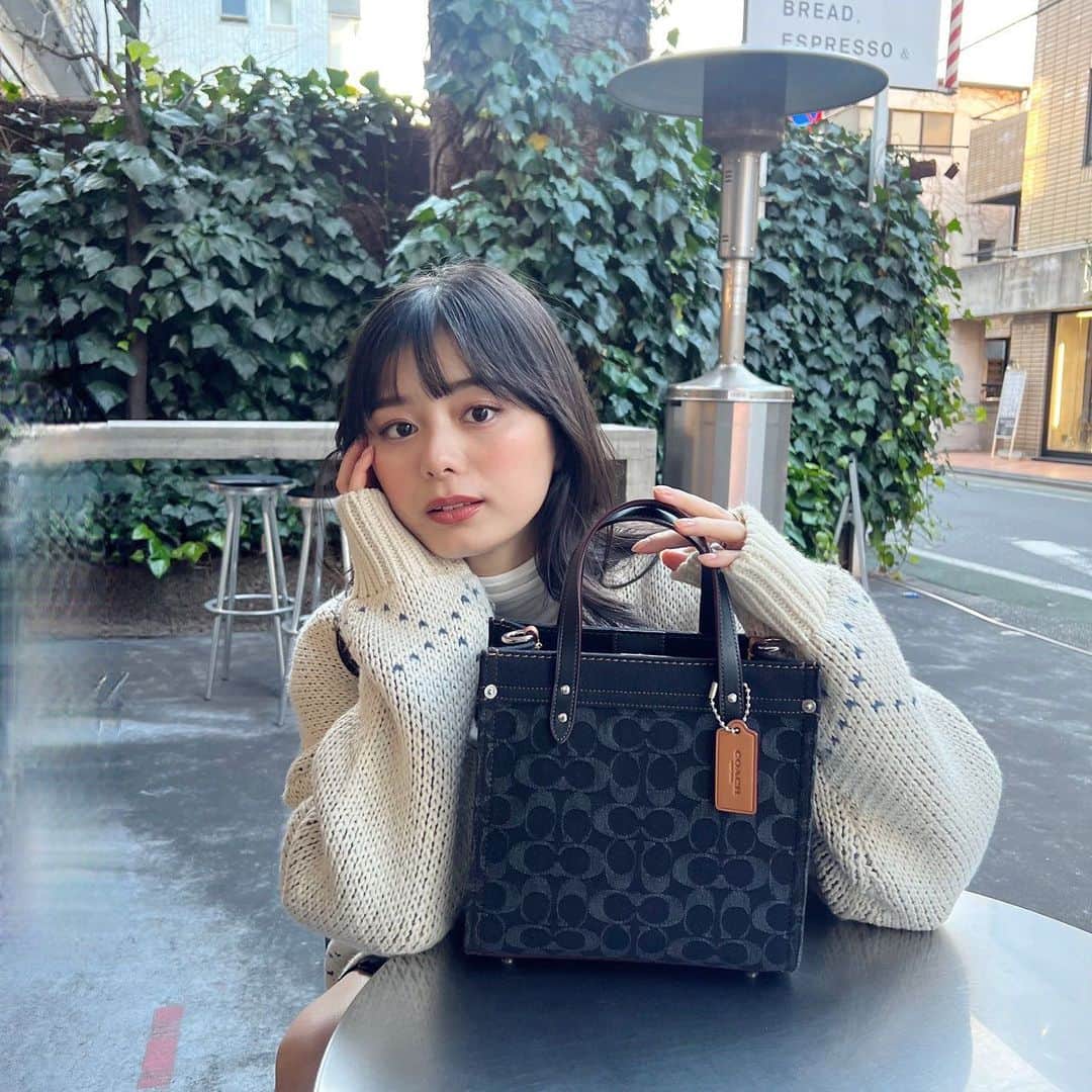 紺野彩夏のインスタグラム：「デニムのバッグはコーデのワンポイントになって、春に向けてぴったりでかわいい☺︎ #CoachJapan #CoachNY #コーチデニム」