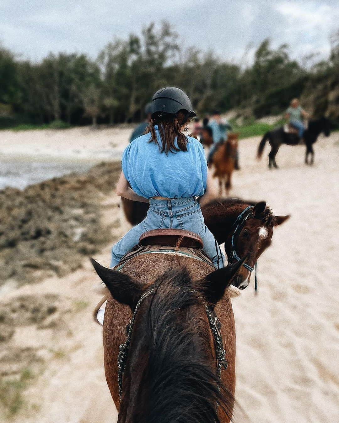 清水沙也佳のインスタグラム：「🐴🐴🐴  #hawaii #flowerstagram #flowerphotography #hawaiistagram #しみさや旅 #ハワイ #horseriding #turtlebay #乗馬」