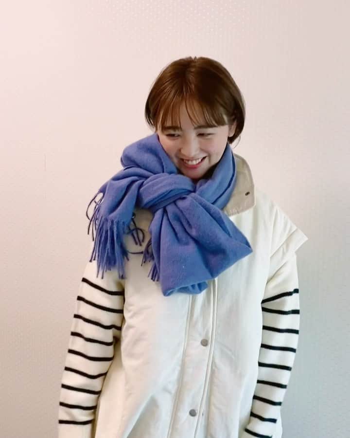のインスタグラム：「💙 ストーリーをご覧の方はご存知のとおり 今日は朝からバタバタでした〜😂😂  そして、ヒルナンデスのコーデバトル ありがとうございましたっ🙏☀️  目指していた１位にはなれませんでしたが、 久しぶりにたくさんのお洋服に囲まれて お買い物気分を満喫できて楽しかったです🥺💗  マフラーの巻き方を 教えてとDMが来ていたので 動画を撮ってみました🎀💙 (アドバイスではマフラー外しましたが 私はお気に入りです🤣🤣)  大ぶりなマフラーの場合、 縦半分に折ってから巻くとやりやすいです👍  これからも、育児でいっぱいいっぱいに なることもあるけど、 ファッションは楽しみたいな〜！💗」