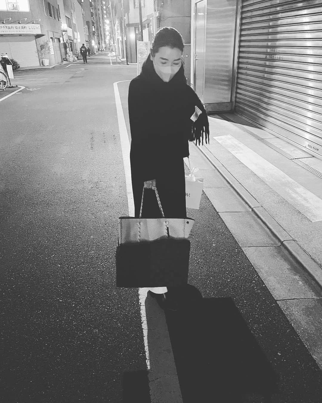 市川いずみさんのインスタグラム写真 - (市川いずみInstagram)「. . 先日35歳になりました！  アラフォーに突入です💄  . . 「こんな40歳素敵！」  という、理想の40歳になるための土台となる1年にします☺️  . . ただ現実はすでにボケが…  食事したお店を後にして数十メートル歩いた頃  「そろそろ鞄肩にかけよー」  と思ったら、 お店の荷物入れのカゴごと持って帰ってきてしまっていました😂  まさにカゴバッグ  自分でも笑いが止まらず。  カゴを返しに行くと、店員さんは「？」のあと爆笑  . . たくさん笑っていいスタートきれました  . . こんな35歳もよろしくお願いします🙇‍♀️  . . #birthday  #誕生日  #35歳  #アラフォー  #カゴバック  #笑い皺」1月26日 18時38分 - izumichikawa