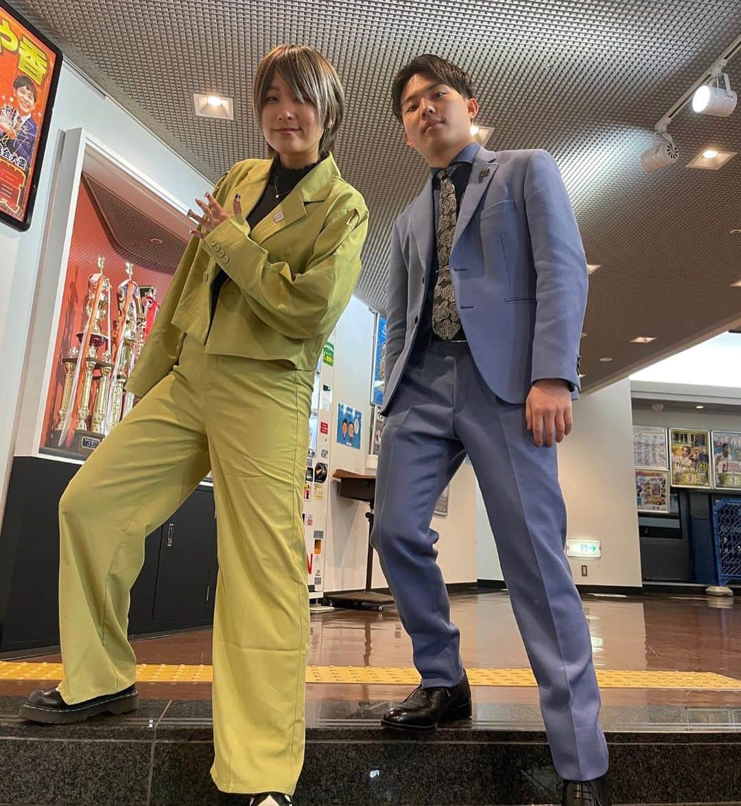 のインスタグラム：「コンビ揃って衣装を変えました。 いい感じなのでは？ 僕のネクタイ他のも試してみたいので似合いそうなのあったら画像送ってもらえたりすると嬉しいです。 もう1着スーツを全然違う感じで作ろうかなと企てております。  あと最近髪型をセンター分けにしてるのは「大豆田とわ子と三人の元夫」の時の松田龍平とぎょうぶの為国を意識しているからです。  #翠星チークダンス  #田中八作  #ぎょうぶ為国」