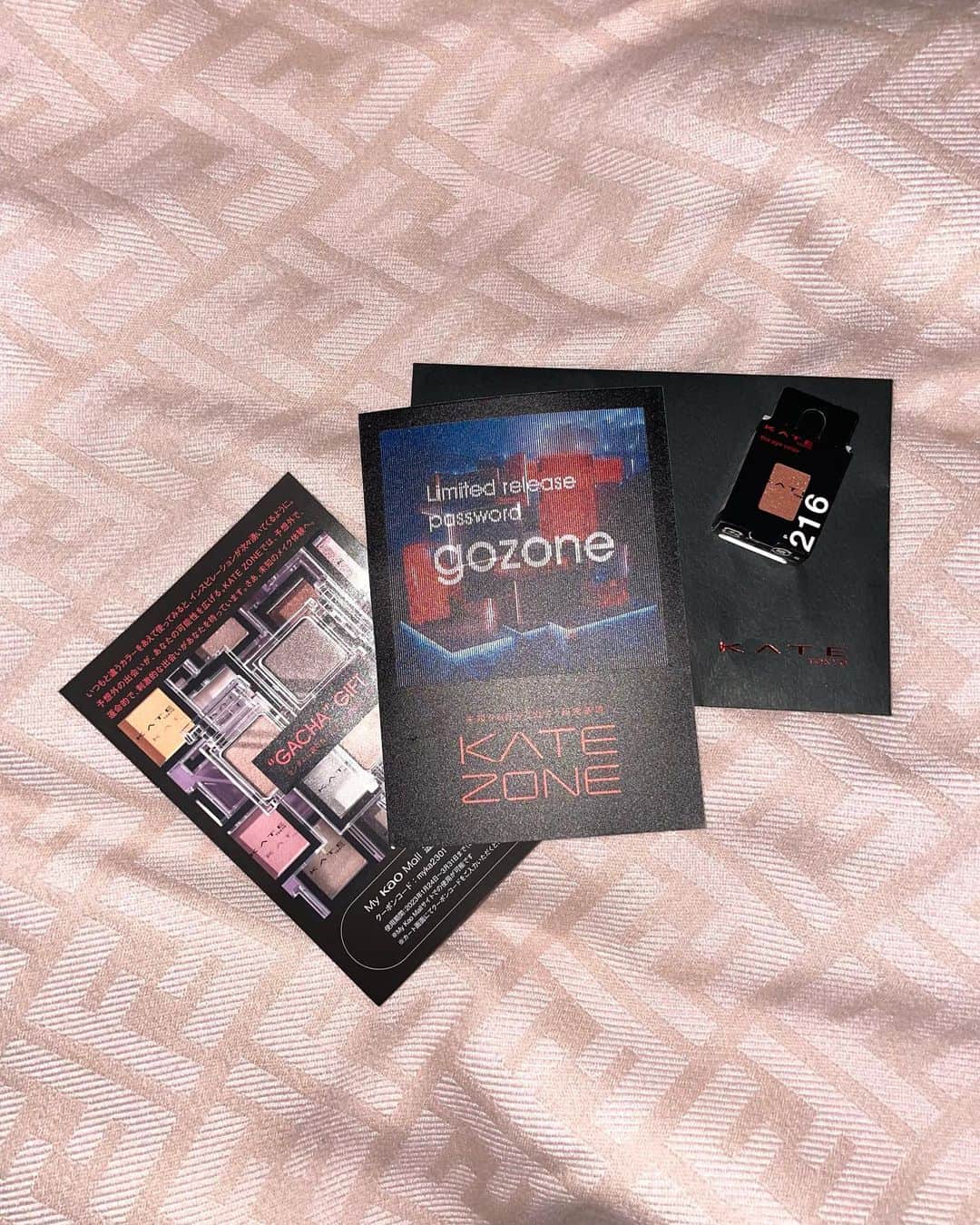 のインスタグラム：「『KATE』からINVITATIONが届きました✉️ 1/27から一般公開される"KATE ZONE"。  KATEの世界観がすごい！✨✨静止画だと伝え切れないので、一部を動画におさめました(2、3枚目)。  KATE ZONEは全5つのZONEから構成されているバーチャル空間。すごく今ドキなサービス！✨  一足早く体験させてもらいました🫶🏻 自分の顔をスキャンしたら顔タイプを分析してくれて、似合うメイクやコスメを提案してくれるZONE1がすごく面白かった〜😍  普段はお客様に顔タイプ診断をサロンでやっている身なので、自分が診断してもらうって新鮮で✨ 合うファンデーションの色やリップも細かく教えてもらえて、この診断すればコスメ買うときに絶対失敗しないし、選びやすいし、オンラインでも買い物できて最高じゃん！って思ったよ☺️  ZONE4は、LIVE配信やアーカイブ動画でKATEが提案するメイクトレンドや新製品情報を知れるコーナー。 1/27の20:30からは、ミチさん・Mattさんによるライブ配信を予定してるのだとか💄  この中でお買い物もできるっていうのがすごく楽だよね〜😍  私のフォロワー様限定で、送料無料になるお得なクーポンコードを発行してもらったのでぜひ使ってください🫶🏻💗💗  クーポンコード：myka2301  こういう没入体験型ECストア、これから増えていきそうな予感☺️ 今回初めて体験したけど、違う世界に飛び込んでるような感覚でワクワクした〜😚💘  すっごく素敵なサービスなのでぜひ皆さまも体験してみてください❤️❤️  @kate.tokyo.official_jp  #KATEZONE #KATE #cosmetics #PR #ケイト #コスメ #メイク」