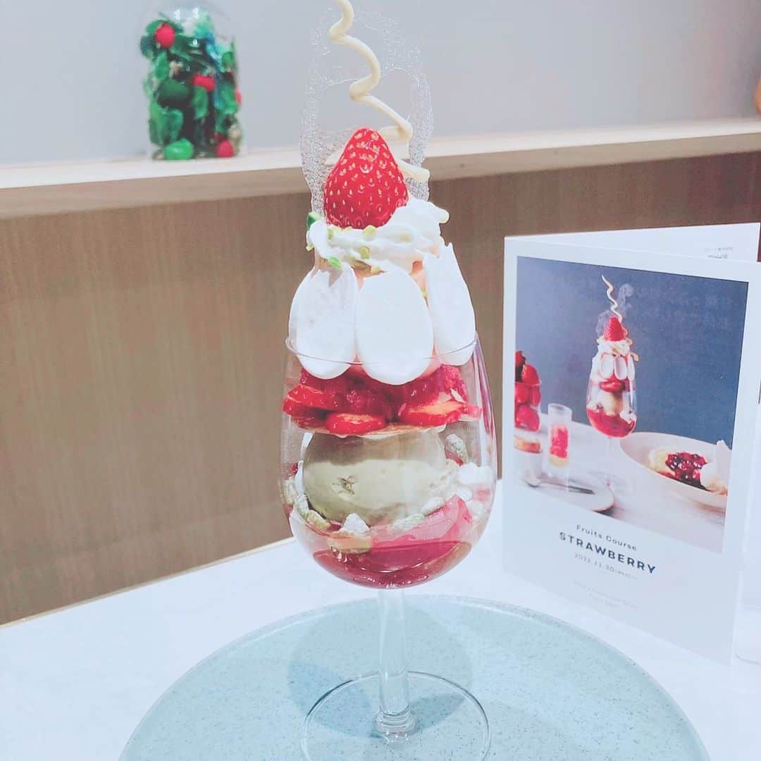 綾野アリスのインスタグラム：「・  @bcginza_fruits にて 栗に続いて、 #苺のフルコース に行ってきました🍓  あたたかいベリーソースがけのナッツたっぷりのクレープに、メレンゲ添えのアイスクリーム  アールグレイ風味の焼きたてスフレと苺のグラニテ  食べ進むごとにどんどんおいしさが変わってゆく魔法のようなパフェ🤍  とってもおいしかったです😋  苺は今月末まで、次回のコースは柑橘だそうです🍊   #銀座カフェ  #銀座ランチ  #女子会ランチ  #アリス喫茶部  #パフェ活  #いちごパフェ  #タビジョ  #tabijyo_cafe」
