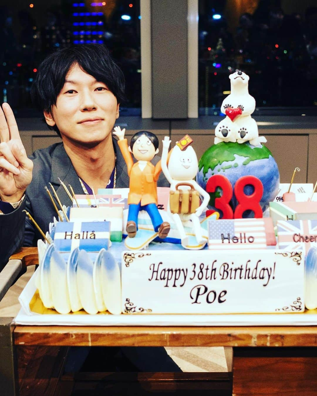 古市憲寿さんのインスタグラム写真 - (古市憲寿Instagram)「誕生日たくさんお祝いしてもらいました。ありがとうございます！  37歳から38歳なので何も変わらないといえば変わらないのですが、みんな一律に変わる1月1日や4月1日からの一年よりも、誕生日からはじまる一年の方が大事な気がしています。  この一年もよろしくお願いします。」1月26日 10時15分 - poe1985