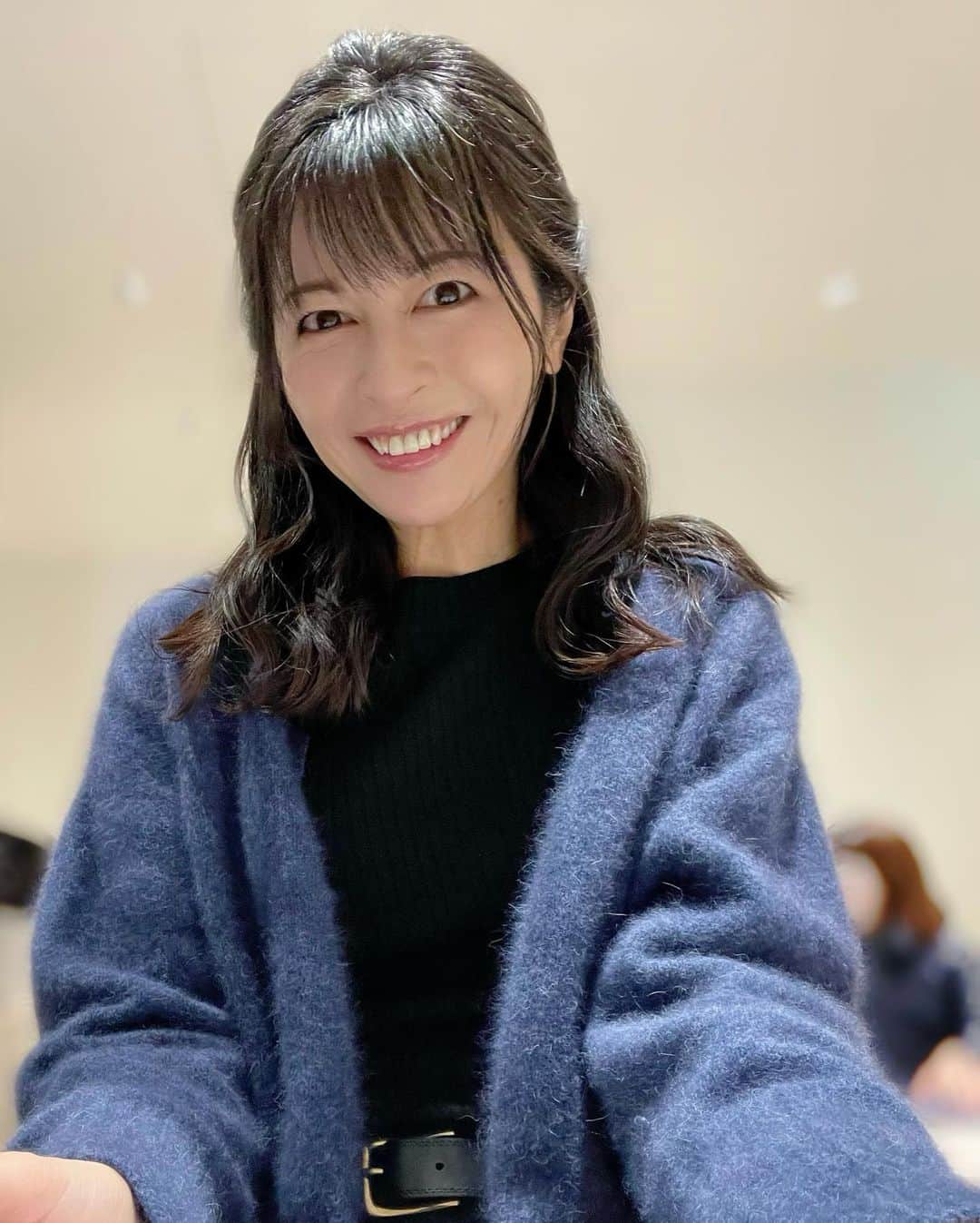のインスタグラム：「おはようございます😀 本日は早朝ロケのお仕事でした☀️  メイキャップアーティストさんにメイク&ヘアセットしていただきましたよ🙌🏻 (普段の自分と違いすぎてびっくり〜🫣💦)  実はいま人生史上一番酷い肌荒れをしているのですが、それもちょちょいのちょいと消してくれました😭✨プロの手にかかれば怖いものなしです！  どこが肌荒れしているかわかりませんよね⁉️  目元もとっても可愛くしてもらいましたよん〜☺️🫶」