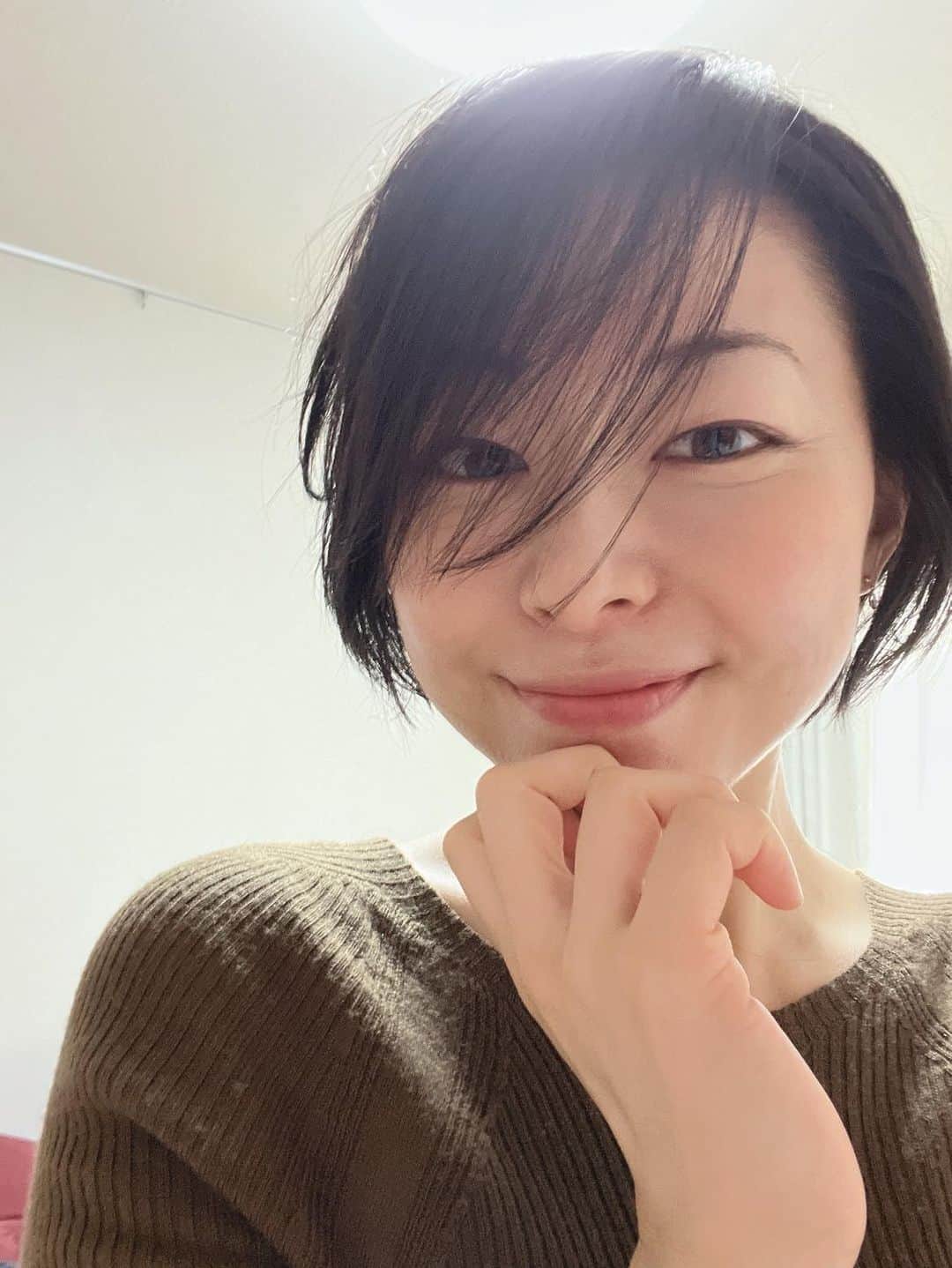 のインスタグラム：「おはようございます。 髪を切りました！ 年末に、、笑  ひと月ほど経った今でも毎朝「短髪！」と喜び、寝癖さえも愛おしい。 この調子だときっとまたいきます。 徐々に、またはバッサーと。」