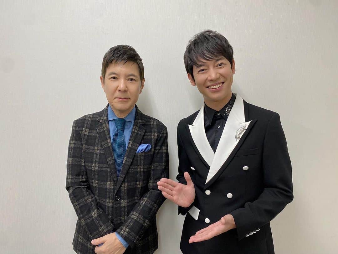のインスタグラム：「本日26(木) 21:00〜21:54  BS-TBS📺 『昭和歌謡ベストテンDX』に出演致します🎤  ソロとデュエットで 歌わせて頂きました👏  是非オンエアご覧くださいませ♪  写真は、 MCの関根勤さん  昨日もご一緒した 新浜レオンさんと🤳  ゆうき♪  #松阪ゆうき  #bstbs  #昭和歌謡ベストテンdx  #関根勤 さん #新浜レオン さん #髙田恭子 さん #庄野真代 さん #蘭華 さん #長峰由紀 アナウンサー」