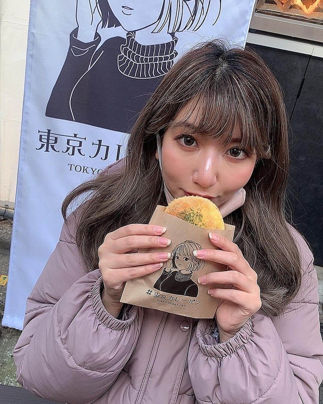のインスタグラム：「✨ まなこと浅草デート🍀  浅草雷門から1分以内でいけるカレーパン専門店の 東京カレーパン @currypan.tokyo 食べに来たよん\(*°∀°*)/ｶﾚｰﾊﾟｧﾝｽｷｨ  トリュフ香るのび〜るチーズパン食べてきました！ 油で揚げてないからヘルシーでふわふわしてるし、トリュフオイルで香りもよかった♥  #ヨシフクホノカ さんのイラストも超可愛くて食べ歩きしててもずっと持っていたくなるくらい可愛い♡  たまたますぐgetできたけど、1日3000個完売らしくてうちらが食べてる間にどんどん並んでてタイミング良かった✌️✌️笑  チーズが伸びる上手な映え写真の撮り方だれか教えて🤣🤣笑  #東京カレーパン #カレーパン #浅草 #浅草グルメ #浅草食べ歩き #ヨシフクホノカ #tokyocurrypan #asakusa #honokayoshifuku」