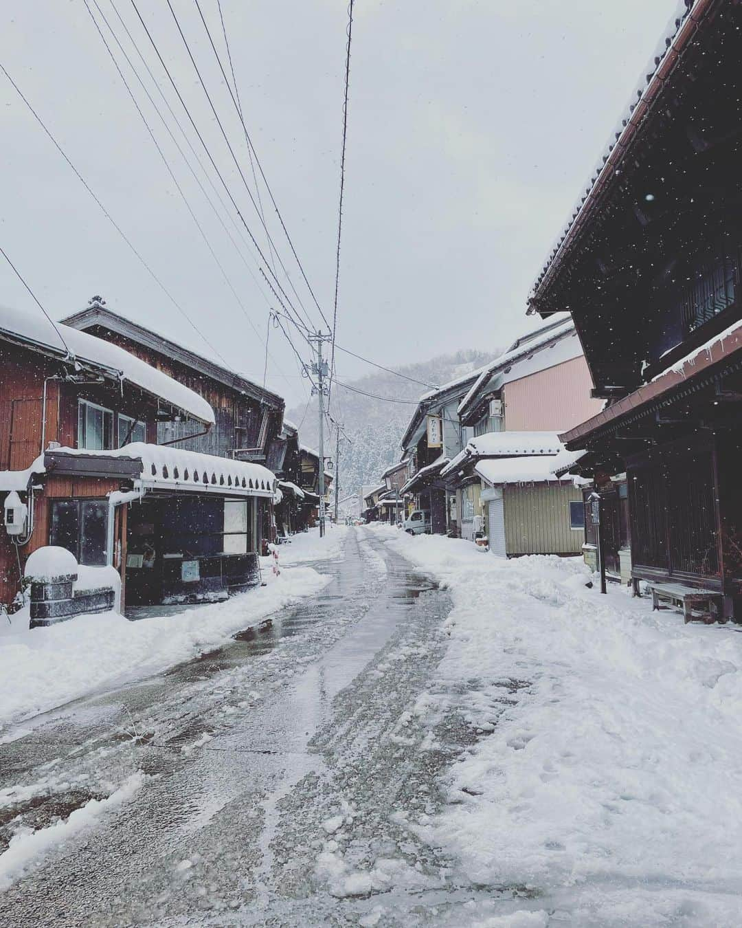 旅館 川端屋さんのインスタグラム写真 - (旅館 川端屋Instagram)「今庄は例年通り。いやまだ少ない方だ。  全国旅行支援受付中です✨  #japan #fukui #minamiechizen #imajyo #rykan  #traditionaljapaninns #japanesetradition #japanesecountryside #japantrip #tatami #japanesefood #sashimi #lowfish #travel #traveljapan #worldtravelerer #jorney #instaravel #travelgram #川端屋 #今庄 #今庄宿 #南越前町 #全国旅行支援」1月26日 11時29分 - ryokan_kawabataya