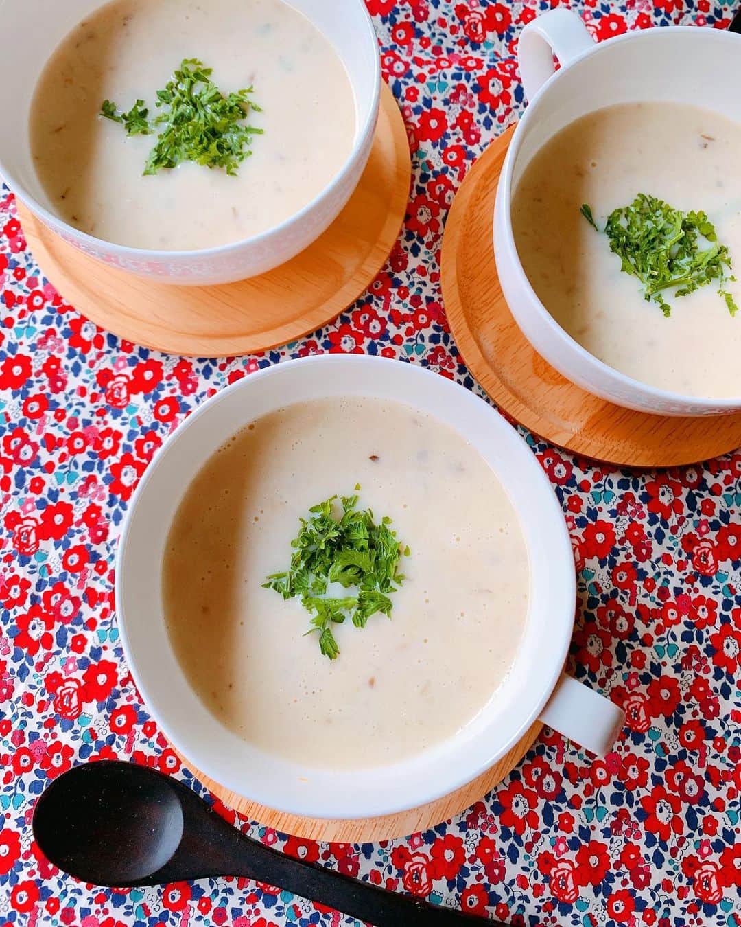 森崎友紀さんのインスタグラム写真 - (森崎友紀Instagram)「寒い冬はスープが欠かせません。熱々を少しずつ飲むのが好きです。とろみがついたスープが好みで、たくさん野菜も入れます♪ 栄養バランスがとりやすいし満足度が上がります。  #森崎友紀#料理#cooking#スープが欠かせない#とろみがついた#野菜たっぷり#栄養バランス#満足度が上がる」1月26日 11時54分 - morisakitchen